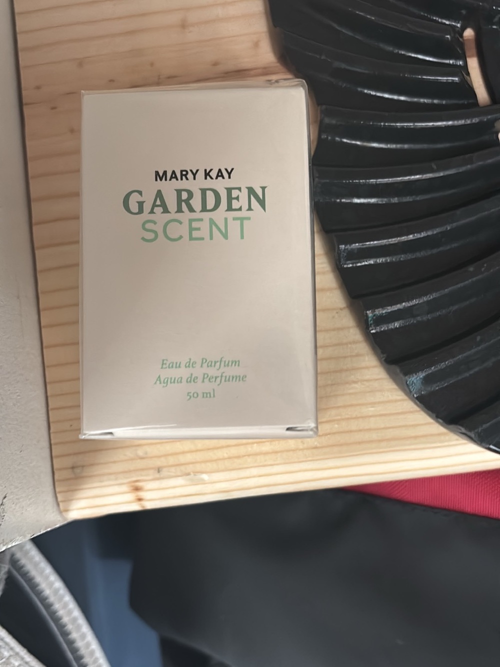 Mary Kay Garden Scent Eau de Parfum - Cream & Mint Green